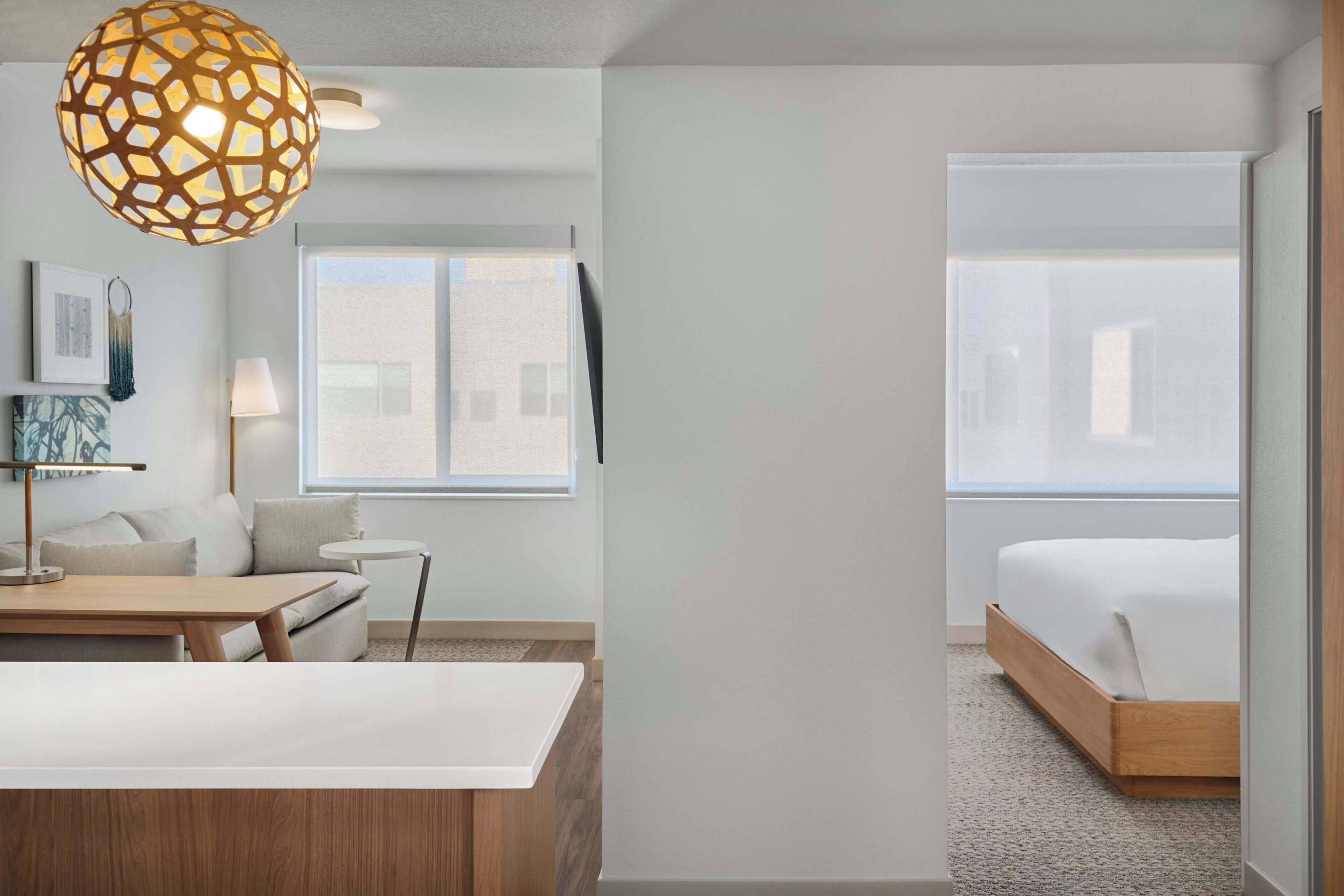 套房, 1 张特大床和 1 张沙发床 | 高档床上用品、客房内保险箱、办公桌、笔记本电脑工作区