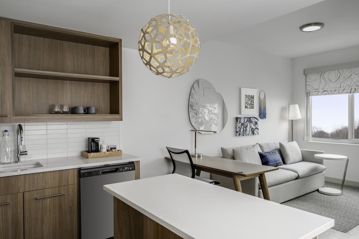 Premium bedding, in-room safe, desk, laptop workspace