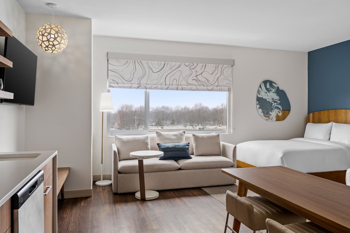 Premium bedding, in-room safe, desk, laptop workspace