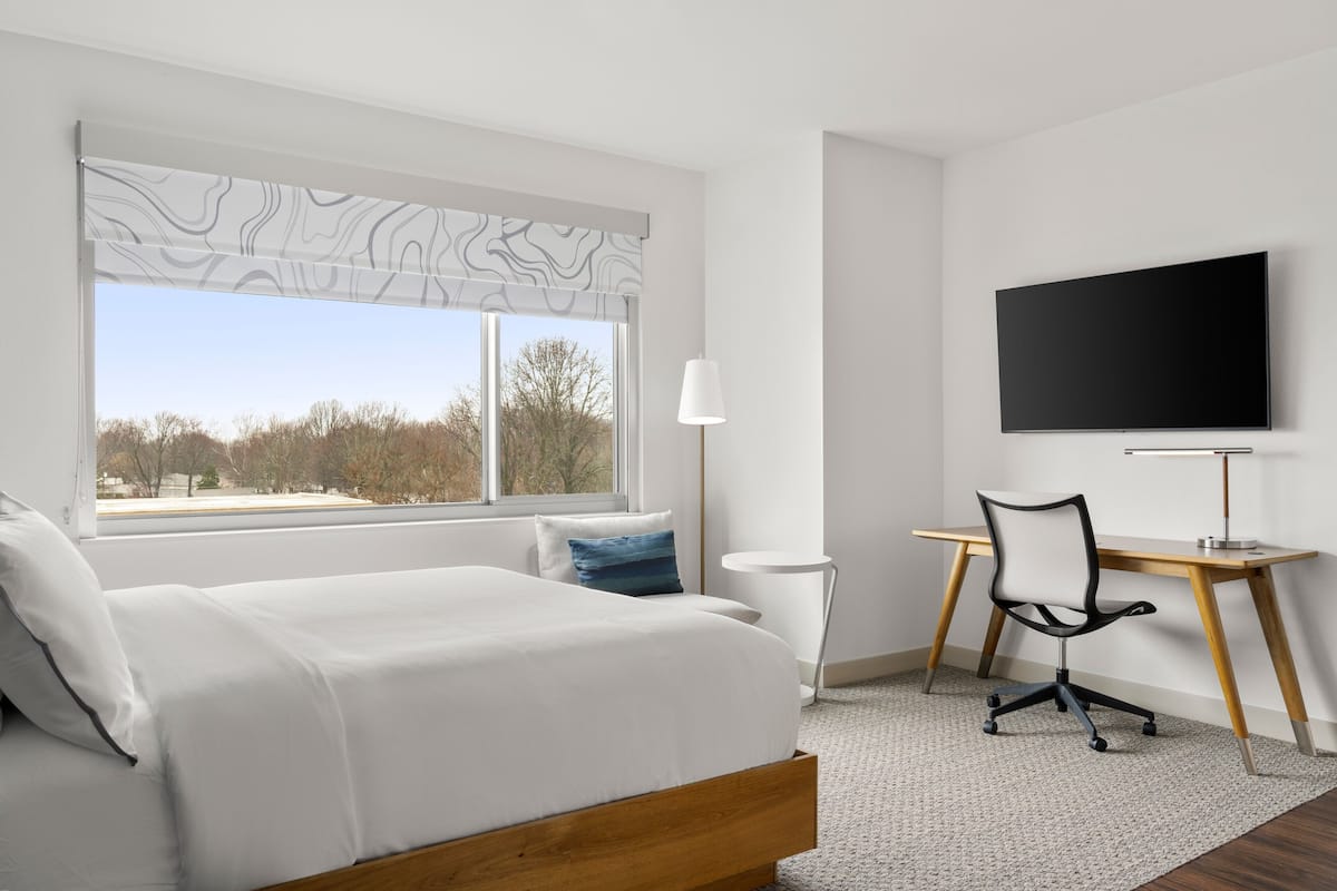 Premium bedding, in-room safe, desk, laptop workspace