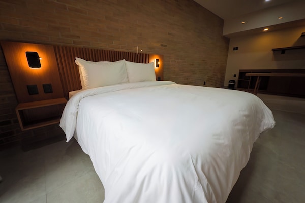 Luxury Apartment | Desk, laptop workspace, free WiFi