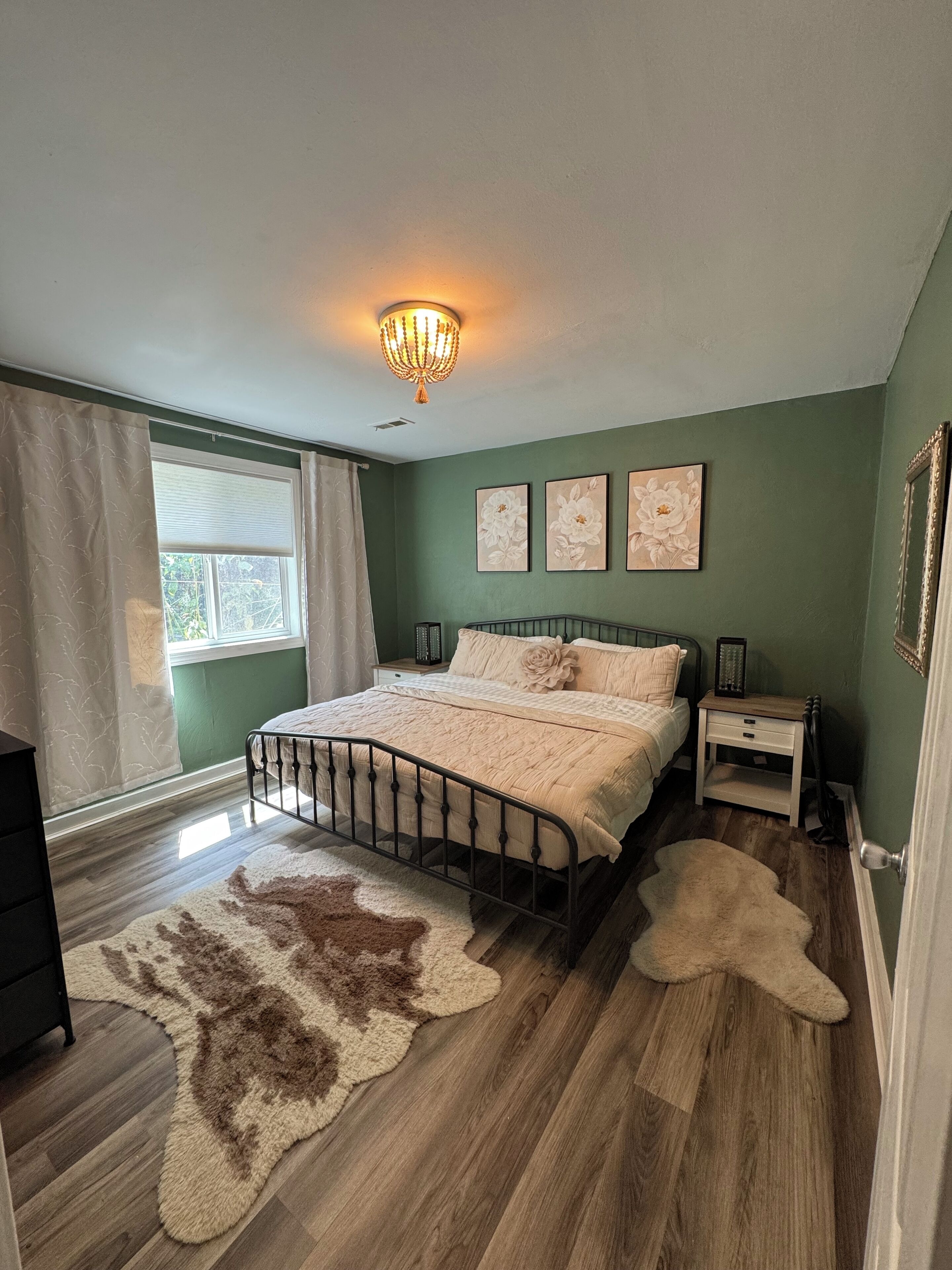 3 quartos, escrivaninha, ferros/tábuas de passar roupa