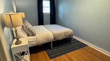 3 bedrooms, desk, iron/ironing board, free WiFi