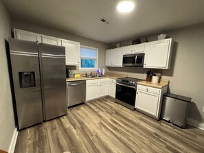 Fridge, microwave, oven, stovetop - Escape to Comfort in Newport (Newport)