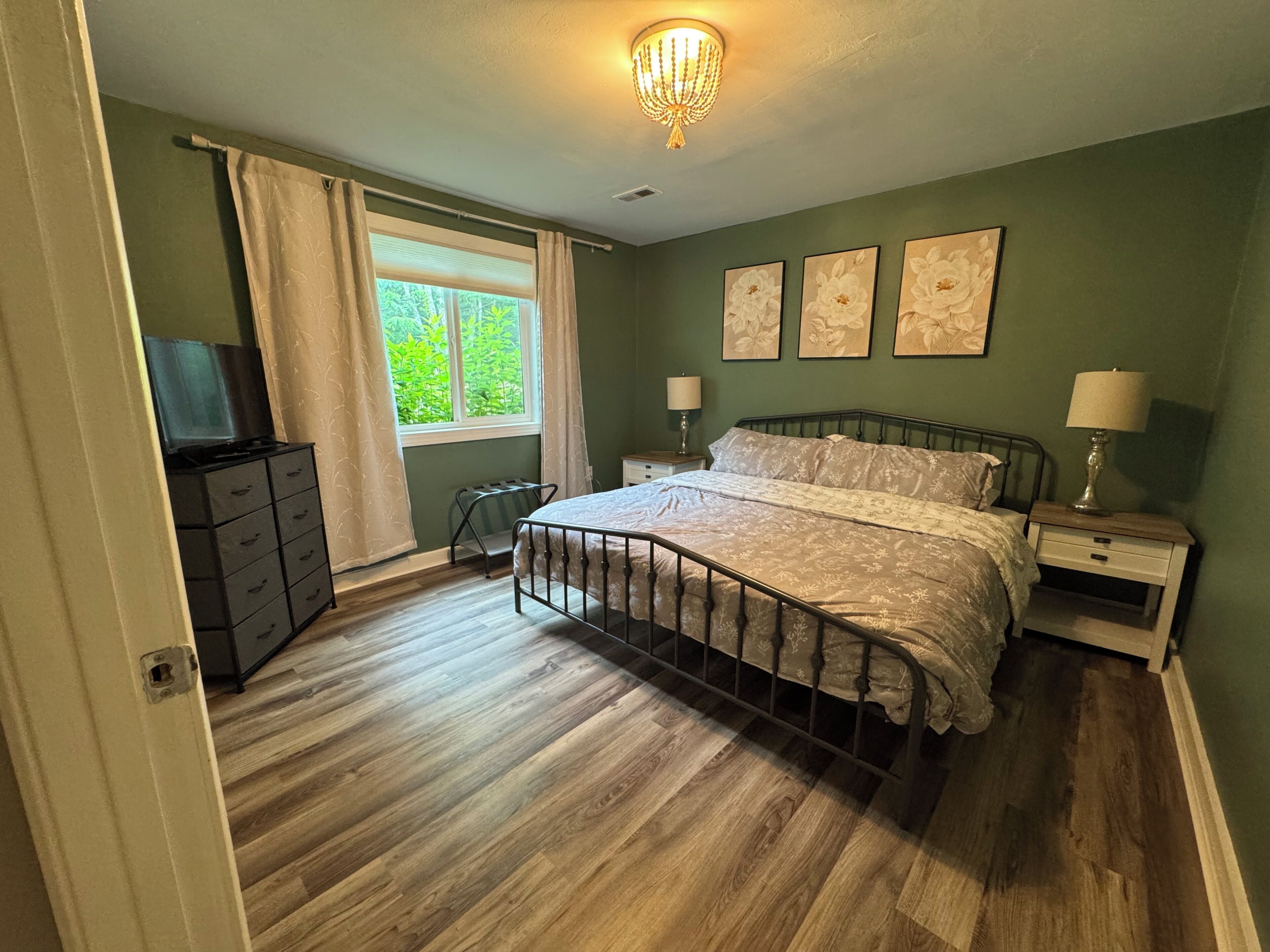 3 bedrooms, desk, iron/ironing board, free WiFi