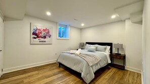 2 soverom, skrivebord, strykejern/-brett og reiseseng for barn