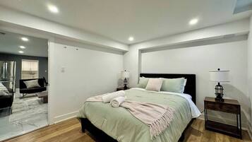 2 habitaciones, escritorio y tabla de planchar con plancha