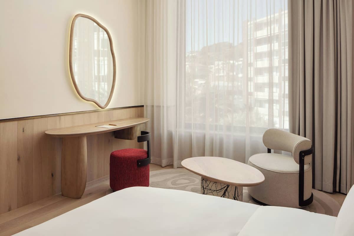 Deluxe Room, 1 King Bed | Lounge | 2 bars/lounges