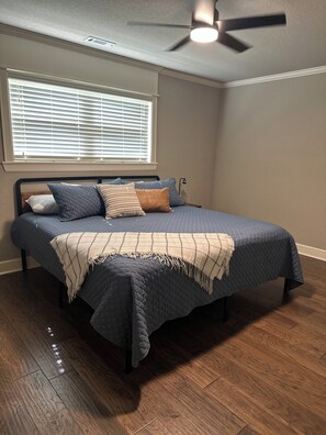 4 soverom, strykejern/-brett, internettilgang og sengetøy