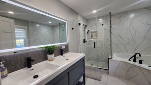 Regadera, tina de hidromasaje, secadora de cabello, bidet 