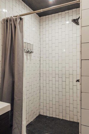 Secadora de cabello, toallas, jabón, papel de baño 