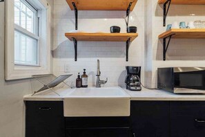 Private kitchen - Stylish Apt 40 mins from NYC - TV/Laundry/Parking (Jersey City)