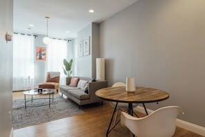 Interior - Stylish Apt 40 mins from NYC - TV/Laundry/Parking (Jersey City)