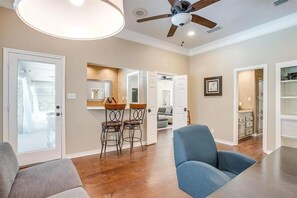 TV, fireplace - Executive 3-bed house with pool, office, WI-FI, Big TVs private, quiet, near FW (Aledo)