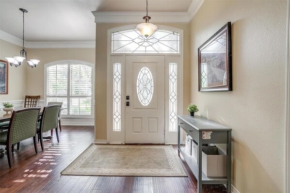 Interior - Executive 3-bed house with pool, office, WI-FI, Big TVs private, quiet, near FW (Aledo)