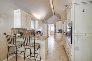 Fridge, microwave, oven, stovetop - Executive 3-bed house with pool, office, WI-FI, Big TVs private, quiet, near FW (Aledo)