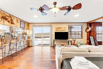 Waterfront Fishing Lodge, Kng, Stovepipe Fireplace