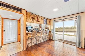 Fridge, microwave, oven, stovetop - Waterfront Fishing Lodge, King Bed, StovePipe Fireplace, Peaceful (Jacksonville)