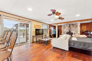 1 bedroom, iron/ironing board, WiFi, bed sheets - Waterfront Fishing Lodge, Kng, Stovepipe Fireplace (Jacksonville)