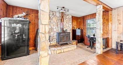 Waterfront Fishing Lodge, King Bed, Fireplace