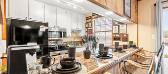 Waterfront Fishing Lodge, King Bed, Stovepipe Fireplace