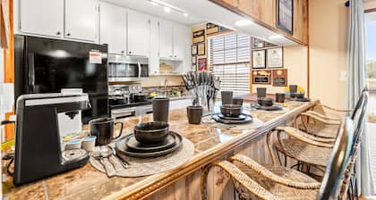 Waterfront Fishing Lodge, King Bed, Stovepipe Fireplace