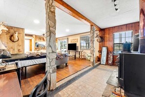 1 bedroom, iron/ironing board, WiFi, bed sheets - Waterfront Fishing Lodge, King Bed, StovePipe Fireplace, Peaceful (Jacksonville)
