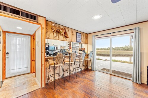 Waterfront Fishing Lodge, King Bed, Stovepipe Fireplace