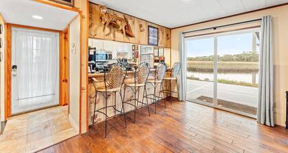 Waterfront Fishing Lodge, King Bed, Stovepipe Fireplace