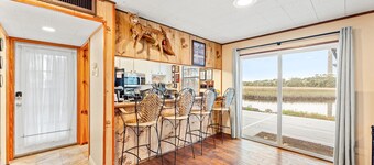 Waterfront Fishing Lodge, King Bed, Stovepipe Fireplace