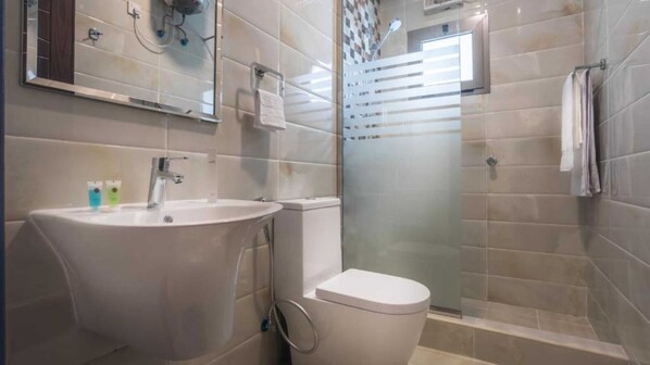 A modern bathroom with a sink, toilet, and glass shower enclosure. - Palette Al Louloah Al Baraqah Aparthotel (Jeddah)