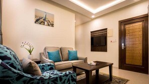 Standard Apartment, 2 Bedrooms | Ruang tamu | 32 inci televisyen skrin rata dengan satelit