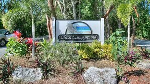 Property grounds - Charming 2-bedroom campground in Key Largo with AC (Key Largo)