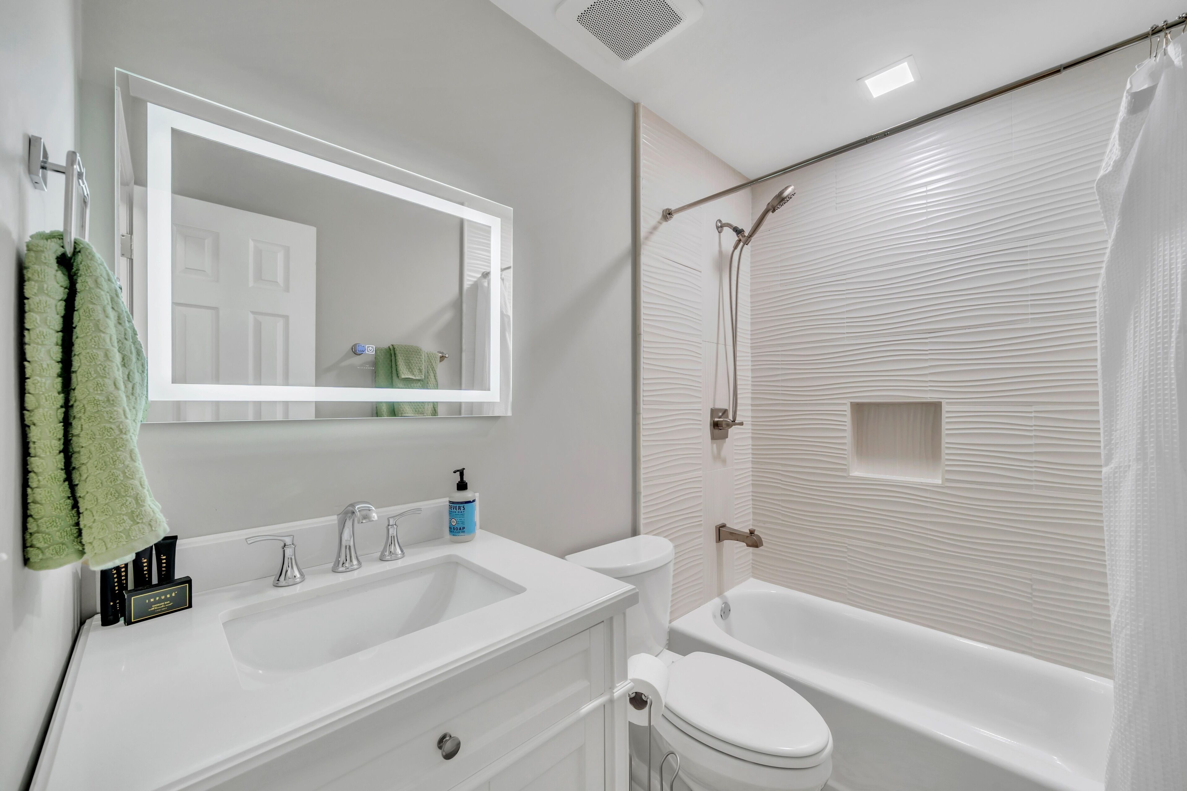 Chuveiro, secador de cabelo, toalhas de banho, sabonete