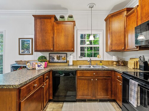 "White Cottage Inn" Charming, Cozy, Convenient!