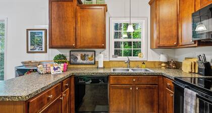 "White Cottage Inn" Charming, Cozy, Convenient!