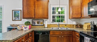 "White Cottage Inn" Charming, Cozy, Convenient!