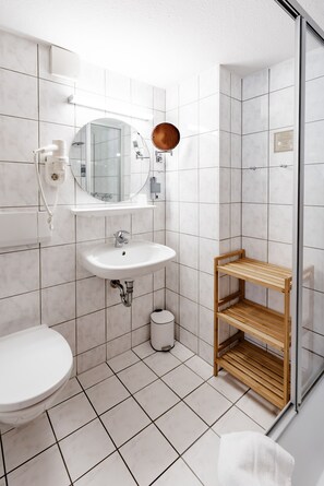 Dusj, hårføner, håndklær og såpe
