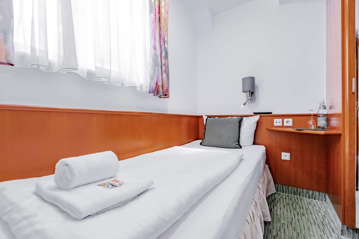 Quarto solteiro econômico | Comodidades do quarto