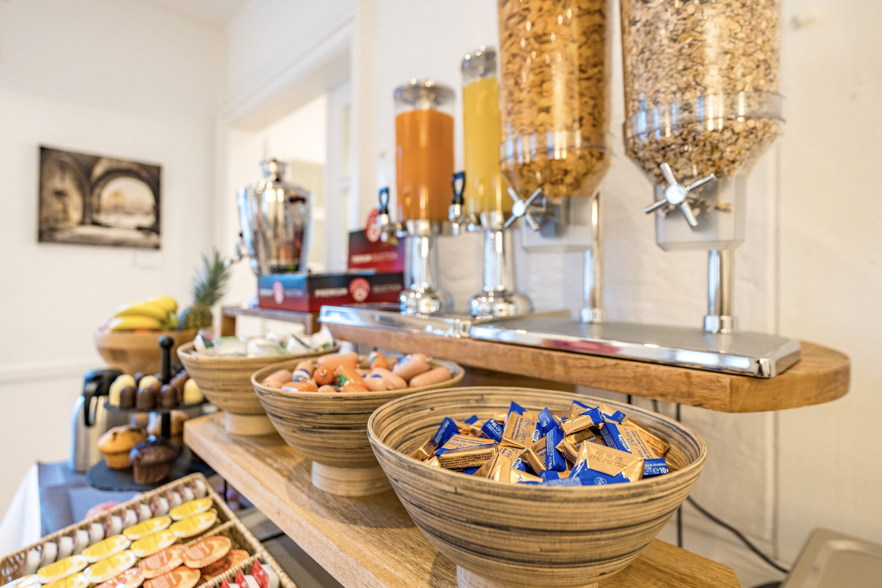 Ein reichhaltiges Buffet mit Speisen und einer Getränkeauswahl.