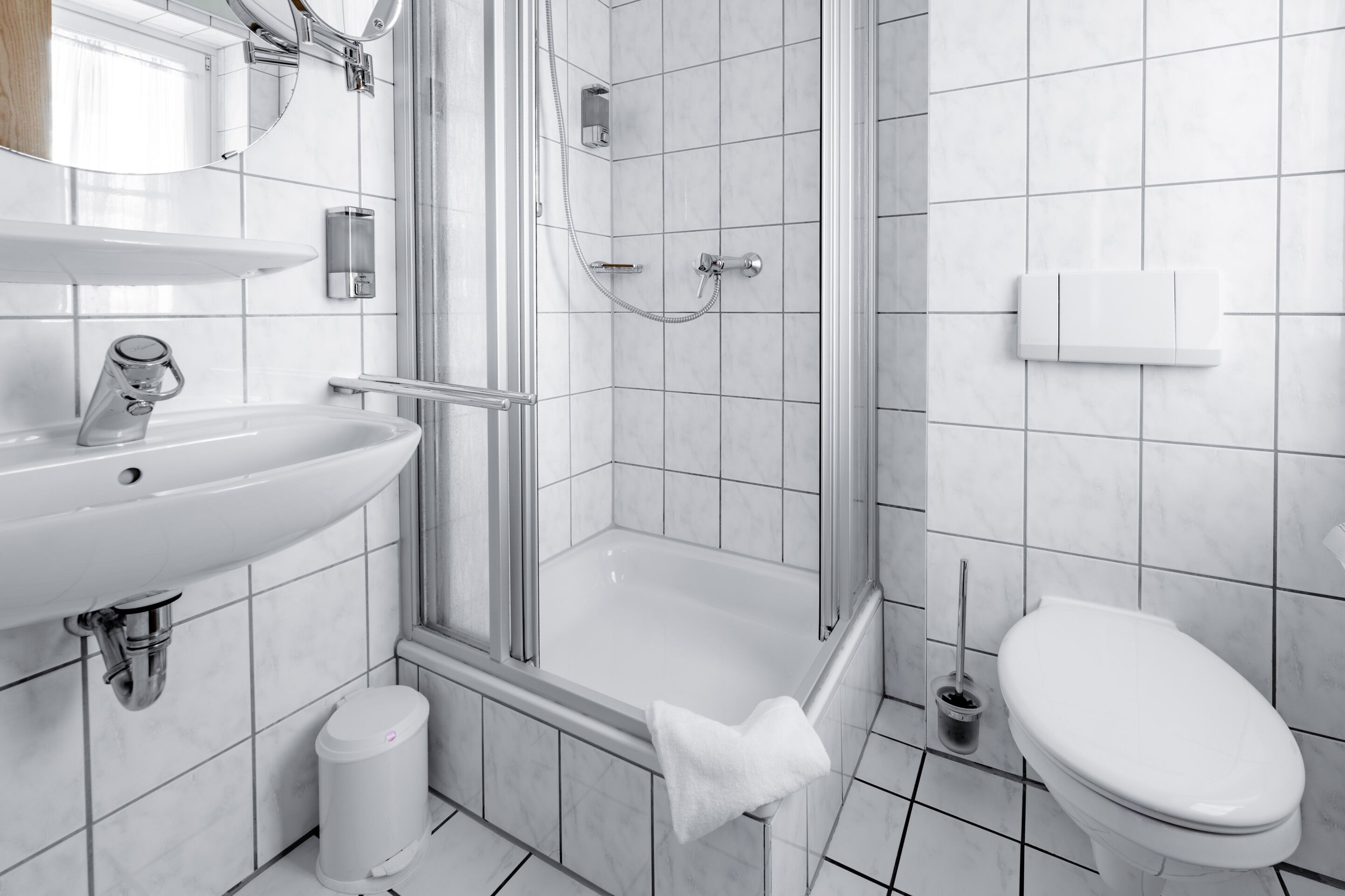 Een douche, een haardroger, handdoeken, zeep