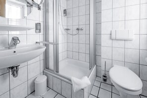 Dusj, hårføner, håndklær og såpe