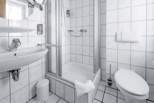 Dusche, Haartrockner, Handtücher, Seife
