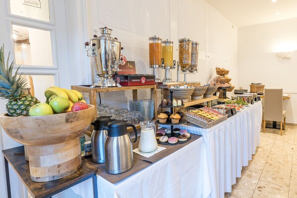 TĂ€gliches inbegriffenes FrĂŒhstĂŒcksbuffet