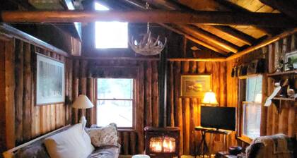 Far Cast Lodge aka the Whitetail-lakefront, privacy & old-time charm - Curtis MI