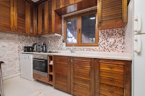 Deluxe Chalet, Mountain View | Private kitchen