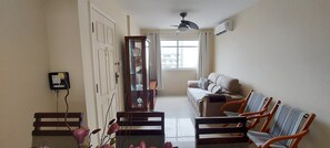 Apartment | Living area | 32-inch Smart TV with digital channels, Netflix, streaming services - COOND0115 - Edifício Regina (Salvador)