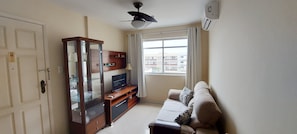 Leilighet | Oppholdsområde | En 32-tommers smart-TV med digitale kanaler samt Netflix