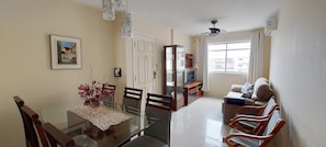 Leilighet | Oppholdsområde | En 32-tommers smart-TV med digitale kanaler samt Netflix