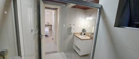 Apartment | Badezimmer | Dusche, Haartrockner, HandtĂŒcher, Seife